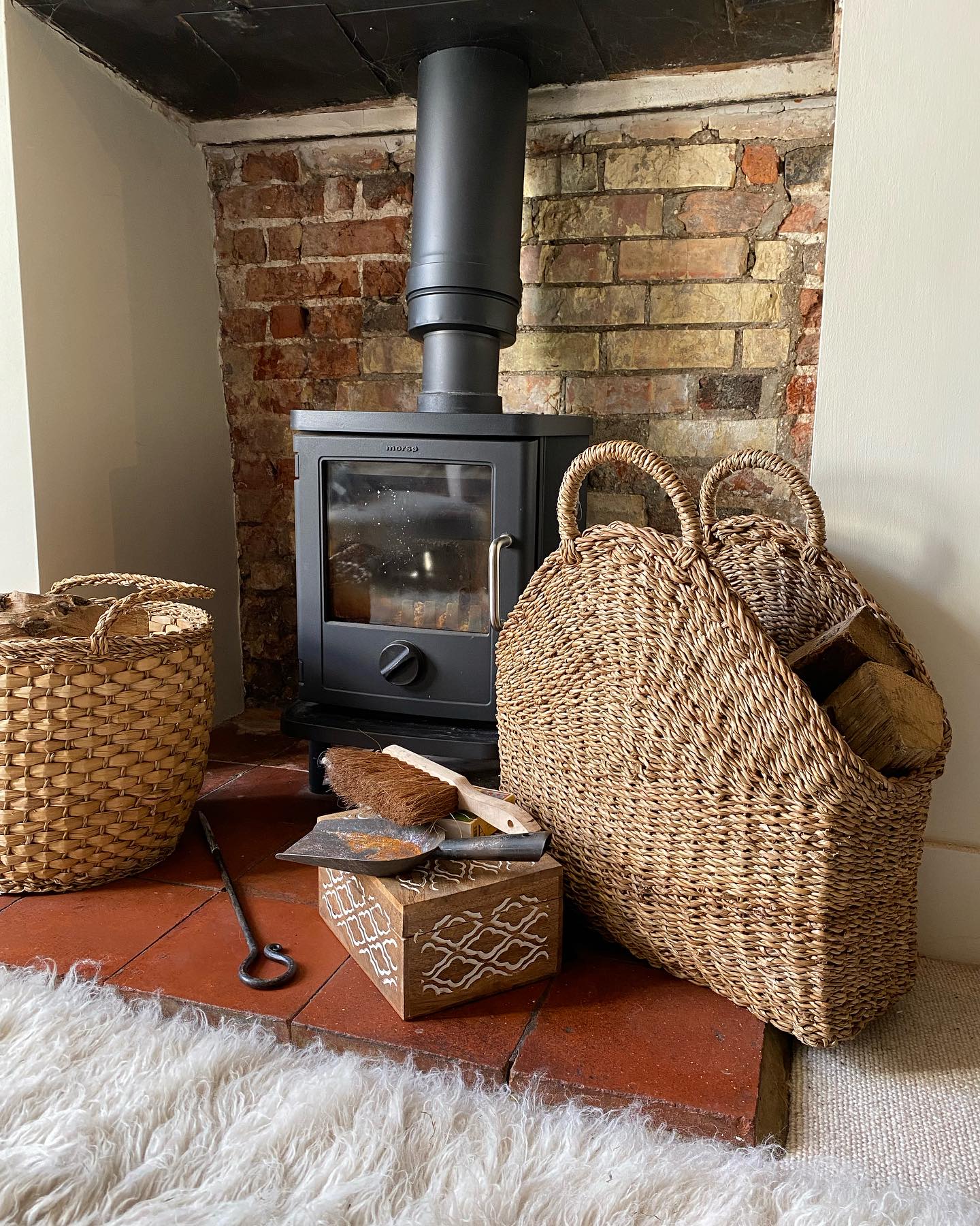 Dressing the fireplace with the cutest log basket in town! Shot at the beautiful home of Kate from @myoldpub 🤎
#orenhomeware #baskets #jutebaskets #kitchenbaskets #englishcottage #englishpub #cottagecore #englishinteriors
#countryliving #countrydecor #countryhomes #sustainablewares #basketry