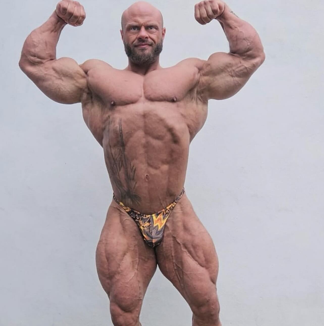 We can’t wait to see @hollingshead89 get back on that stage! Looking impressive! Rocking his Iron Monkey exclusive and bespoke super pro cut trunks. These have certainly caused a stir! Check out our new range of exclusive fabric options now available on our site. #ironmonkeywear #bodybuilding #athlete #ifbbpro #whatapair #posingtrunks