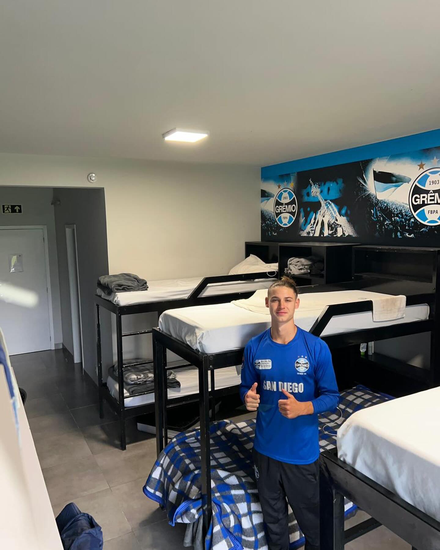 Our scouted player Diego Bessoudo has begun his tryouts and evaluation at Grêmio Academy in Porto Alegre, Brazil. 🇪🇪🇧🇷
He was received by Grêmio staff and housed at the players residential building inside the training complex.
Diego who was scouted by Andre, our scouting coordinator in USA, is very excited and determined to achieve his dream of signing a contract and became a professional player in the club where the legendary Ronaldinho Gaucho was a former player from the Youth to the professional level and to the world as many other talented Grêmio players.
Grêmio is one of the most recognized and successful academies in the world in players development pathway to the professional level and first team.
Grêmio Academy is renowned for developing well-rounded players, so players likely possesses a combination of technical, tactical, physical, and mental skills, such as:
1. Ball control and dribbling
2. Vision and passing ability
3. Speed, agility, and endurance
4. Goal-scoring ability
5. Game intelligence and decision-making
6. Adaptability and teamwork
We wish the best of luck to Diego 🔵⚫️⚪️
@diego.bsd_ @david.bessoudo @vanessabessoudo
🇪🇪🇺🇸🇫🇷🇧🇷⚽️✅
@gremiofbpasandiegonucleousa
@gremio
@gremiobaseoficial