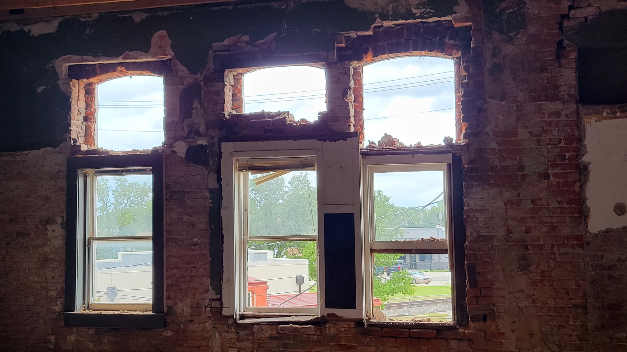 Starting on restoring the windows to their full size! You can see how much bigger the original ones were. #kansashistory #nationalregisterofhistoricplaces #oldbuildings #oldbuildinglove #Osagecity #osagecityks #rehab