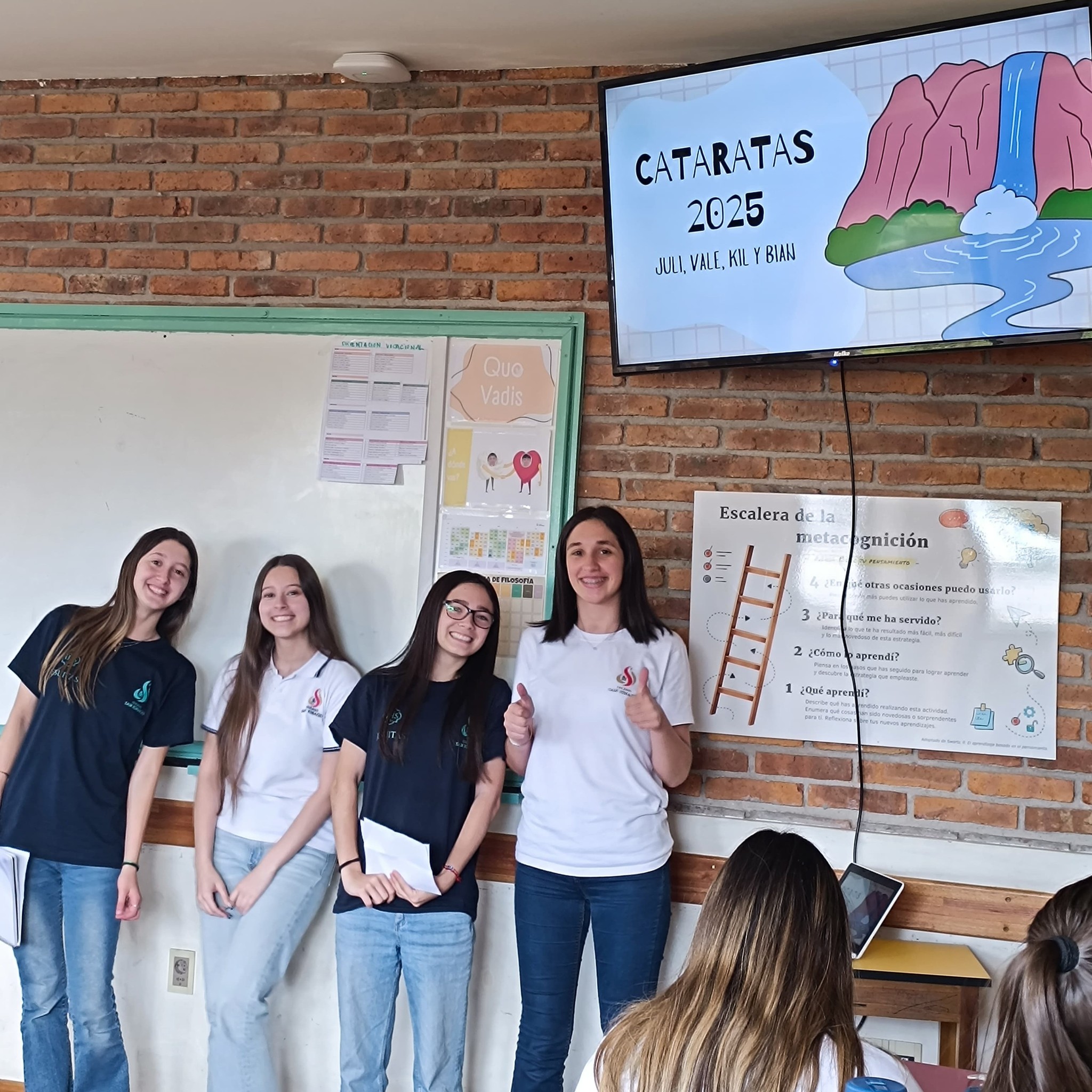 💬🌊 SPEAKING SOBRE CATARATAS - 1º EMS
Los/as estudiantes que conforman el grupo B1+ elaboraron presentaciones en inglés para compartir su experiencia en el viaje a Cataratas.
Utilizaron la lengua extranjera para describir lugares y acontecimientos, pero también para reflexionar sobre lo vivido y comunicar sus sentimientos.
De este modo, el uso del inglés se convirtió en una auténtica herramienta de comunicación y una oportunidad para fortalecer su confianza al expresarse en otro idioma.
#2025enelsanignacio