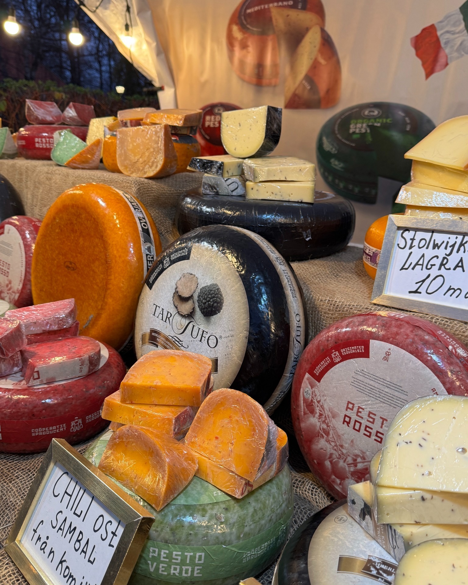 Under hela Vintergatan finns det både Holländsk ost och korv gjord på Svenskt kött. Dessa båda marknadsstånd finner ni ute på på den lilla vägen som leder fram till Kinnekulle Antique. Det finns ost för alla ostälskare och korv med både fläsk och viltkött.
#vintergatanfalkängen
#hantverkfalkängen
#julmarknader
#vinterljuspåkinnekulle