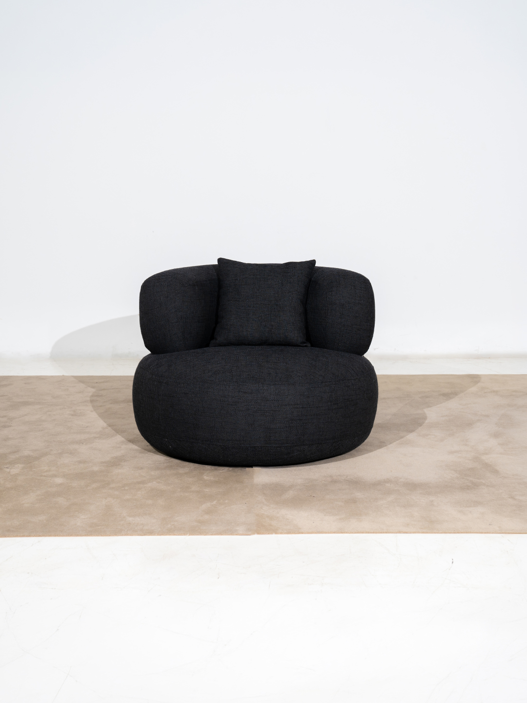 El sillón Curve fue creado para ser el aliado perfecto de cualquier ambiente, aportando fluidez y carácter a cada rincón.
Un diseño pensado para adaptarse. Ya sea siguiendo la fluidez de un sofá curvo o rompiendo la rigidez de uno recto, el Sillón Curve aporta equilibrio y estilo a cualquier rincón: livings, dormitorios o recibidores.
Encontrá este sillón en Norcenter o Polo Design.