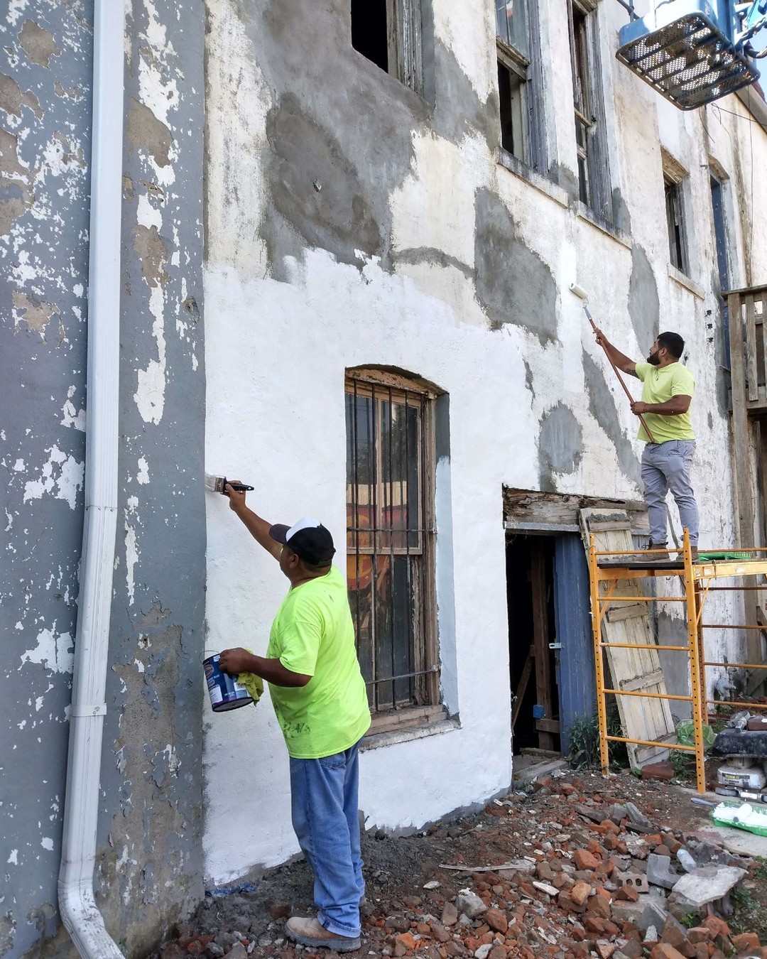 Making progress! Brick repointing and stucco patching on the back wall is complete, and painting has begun.
#historicrehab #nationalregisterofhistoricplaces #osagecity #osagecityks #osagecitykansas