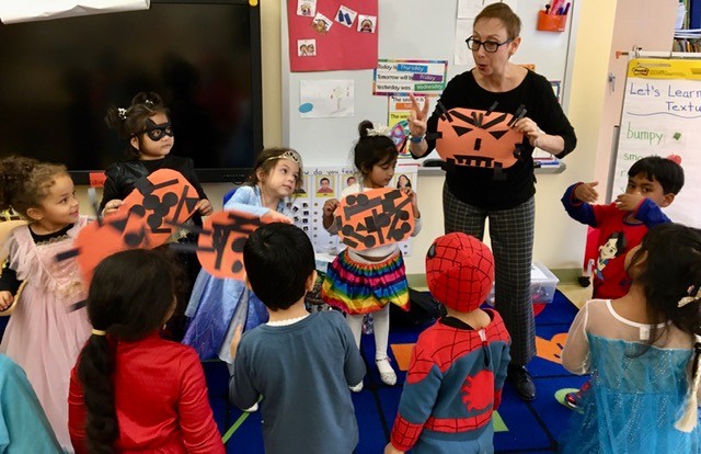Pre-K Puppeteers at the CI Joan Snow Pre K Center, in Brooklyn, animate their runaway pumpkin puppets!
#puppetryinpractice #joansnowprek #nycdoe #artsinschools #nycschools #puppetry #toytheater #puppetshow #studentart #studentartwork #nycdoe
For more information about this program, visit: www.PuppetryInPractice.org