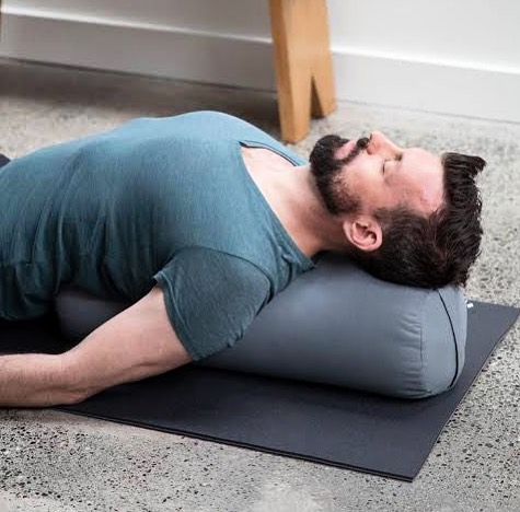 Você não imagina o que a #yogarestaurativa é capaz de fazer pelo seu corpo, mente e espírito ✨🙏🏻
Ficamos muito tempo do nosso dia curvados para frente. Posições simples como deitar em um Bolster ajuda muito no alinhamento da coluna, abertura de peito e no relaxamento total 💆🏻♂️ #iyengar