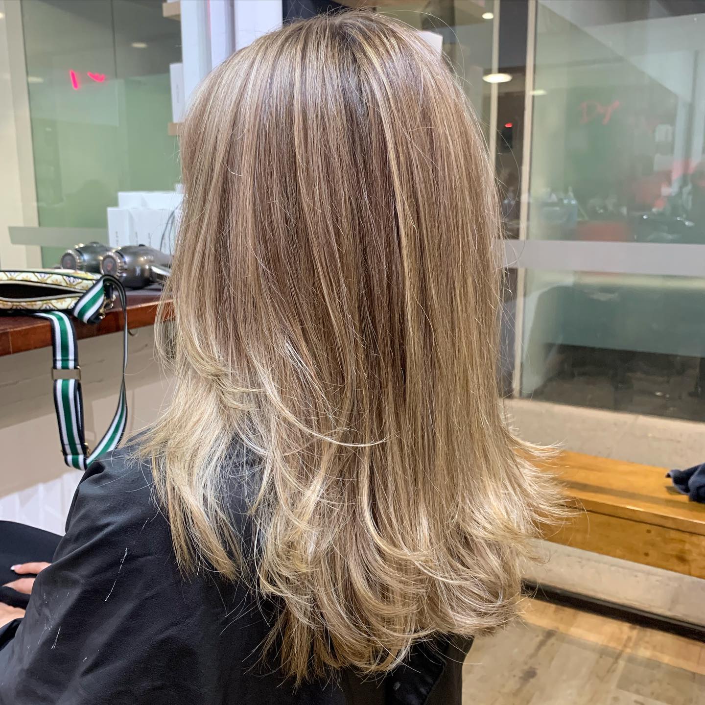 Hair makeover for @emmacccbyrne 💕 swipe across for before 💛
#honeyblonde