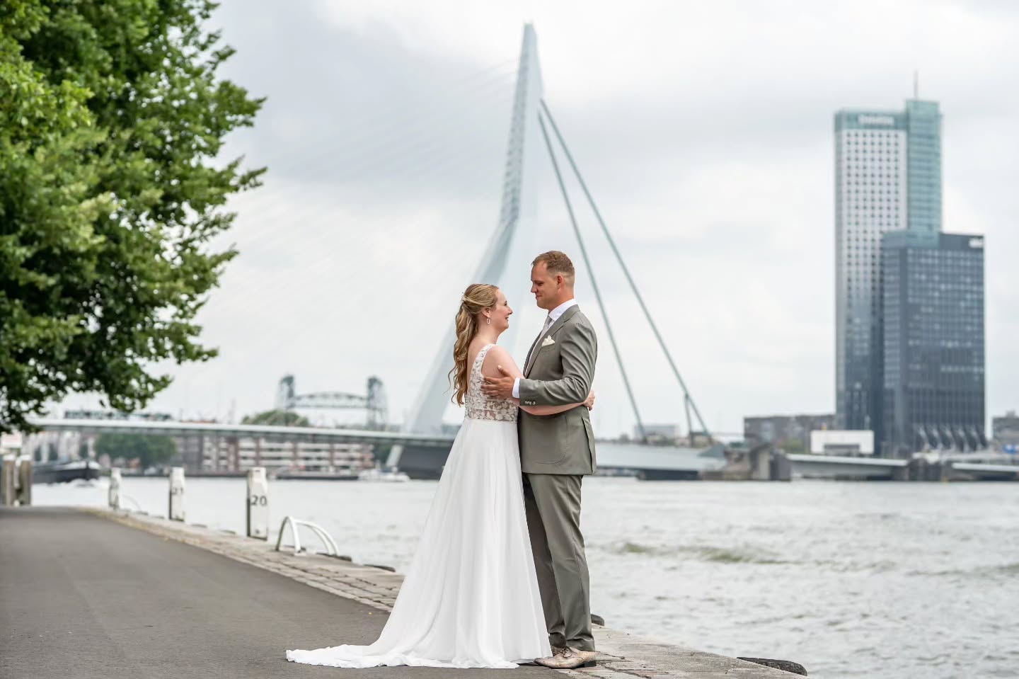 Rotterdammmm 😍
#fotograaf #bruiloftfotograaf #bruidsfotograaf #bruidsfotografie #bruiloft #trouwfotografie #trouwfotos #trouweninrotterdam #trouweninnederland #trouwfotograaf