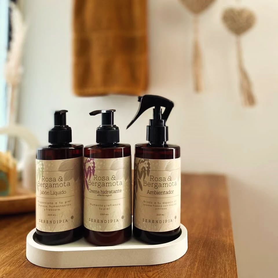 En los tips para el baño social, hablamos de los productos de tocador. Este kit de tocador básico se compone de: jabón + crema + ambientador los tres productos con un mismo aroma para generar unidad y armonía.
.
Nuestro aroma Rosa & Bergamota tiene la combinación del aroma floral que aporta la Rosa y del aroma cítrico que aporta la Bergamota, dando como resultado una sensación de limpieza y frescura a nuestros sentidos.
.
Lleva el kit de tocador Rosa & Bergamota para que sorprendas en tu baño o para un regalo especial en el mes de las madres.
Kit 1: Jabón + crema: $79.500
Kit 2 :Jabón + crema + ambientador: $136.500
Kit 3 : Jabón + crema + ambientador + base: $165.000
.
¡Haz de tu baño un oasis de bienestar!
.
#bañosocial #productostocador #AromaRosaBergamota
#CuidadoPersonal #anfitrionaencasa #regalosespeciales #hechoencolombia #decoracionbaño