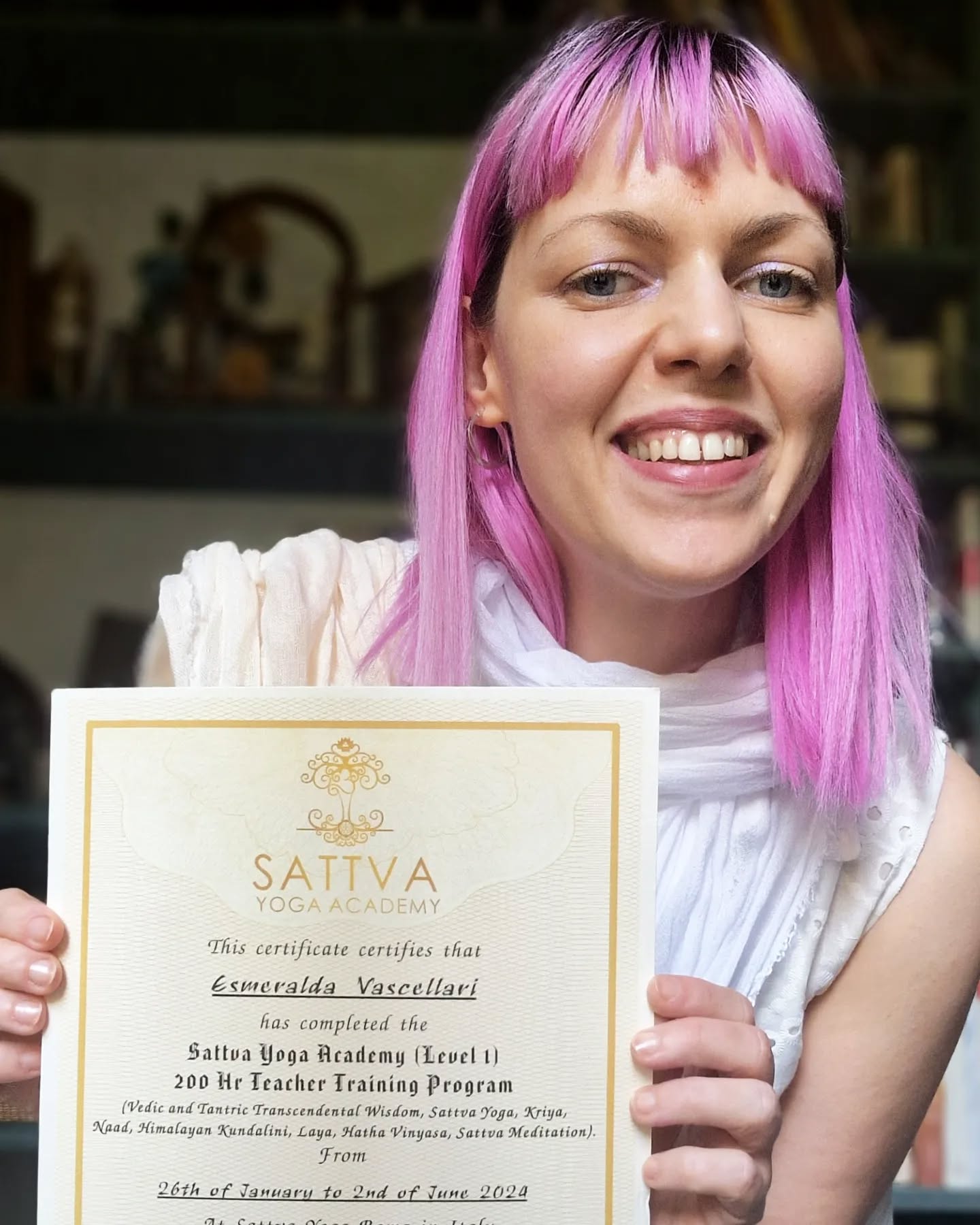 Su qualche studio ho letto che il turnover cellulare del corpo umano è di circa 4 milioni di cellule al secondo. Ogni secondo, parti di noi muoiono, vengono riciclate, rinascono. La trasformazione è una spinta evolutiva inarrestabile. Penso a questo e mi chiedo: cos'è cambiato in un anno? Tutto.
È cambiato il mio mondo intorno, le persone accanto, e nel frattempo, sono cambiata io, con loro, attraverso loro. È stato un processo fluido? Assolutamente no. Se dovessi elencare tutti i freni, i dubbi, le resistenze, i pianti - la lista sarebbe lunghissima.
Eppure, nella lista dovrei inserire anche le esplorazioni, le novità, le opportunità, gli abbracci, le conferme. E l'amore, dentro e fuori, che ogni giorno mi apre alla vita, come fa il sole con i petali di un fiore.
Oggi posso dire di conoscermi come non mi sono mai conosciuta, di aver scavato dove prima non ero mai scesa, di aver esplorato dove prima non ero mai andata.
E questo traguardo, che può forse sembrare banale, per me rappresenta la pietra miliare di un'esistenza che si è sempre percepita al bivio, e che ora ha scelto che il momento giusto è ora ed è proprio qui.
Grazie di cuore a tutty: @sattvayogaroma e @sattvayogaacademy per l'incredibile cura, la fiducia, il valore inestimabile degli insegnamenti che mi hanno trasmesso e per essere il luogo protetto che cercavo da tempo 🌸