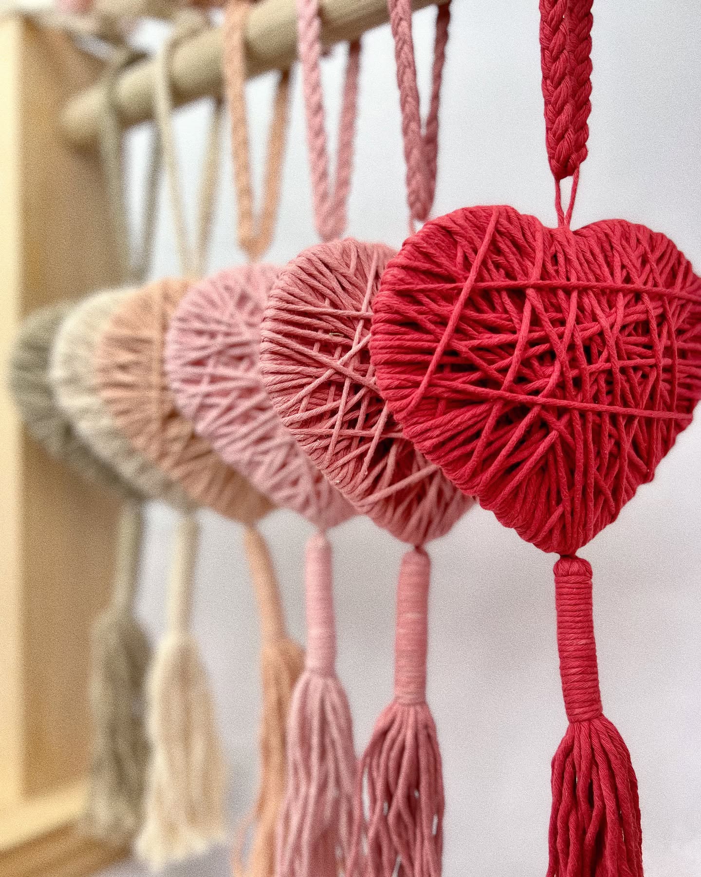 El amor es la respuesta, sin importar cuál sea la pregunta ♥️
Por eso, los detalles más bonitos siempre serán aquellos que salen del corazón, llenos de buenas intenciones y mucho cariño.
Como este corazón tejido de macramé, un detalle perfecto para expresar AMOR.
Lo más bonito es que quien lo reciba podrá decorar sus espacios, y llenarlo de buenas intenciones y luz 💫
Elige tu color favorito, pídelo en serendipiahechoamano.com, escribe una nota para la persona a quien quieres regalarlo, ¡y sorprende a alguien que quieras con un regalo que expresa el verdadero amor del corazón! 💌
#HechoAMano #HechoEnColombia #Serendipia #HechoconAmor #Decoración #DetallesConAmor