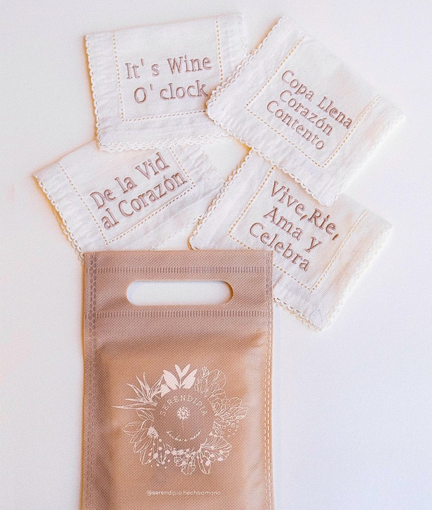 Cuando se celebra y se comparte con quienes más queremos, la vida se disfruta más, ¡se llena de más sonrisas, más abrazos y más momentos para recordar! ♥️
Y para que eso nunca se nos olvide, quisimos bordarlo en estas servilletas de tela tipo cóctel.
Que además de ser muy bonitas, y de ser ese detalle que va a enamorar a tus invitados, son súper útiles para entregarle a cada persona con su copa o su vaso 🥂
Encuéntralas en nuestro sitio web serendipiahechoamano.com y enamora a tus invitados, o regálaselas a alguien que sepas que las va a disfrutar mucho con sus seres queridos alrededor de la mesa 💌
#HechoAMano #HechoEnColombia #Serendipia #HechoconAmor #Decoración #DetallesConAmor