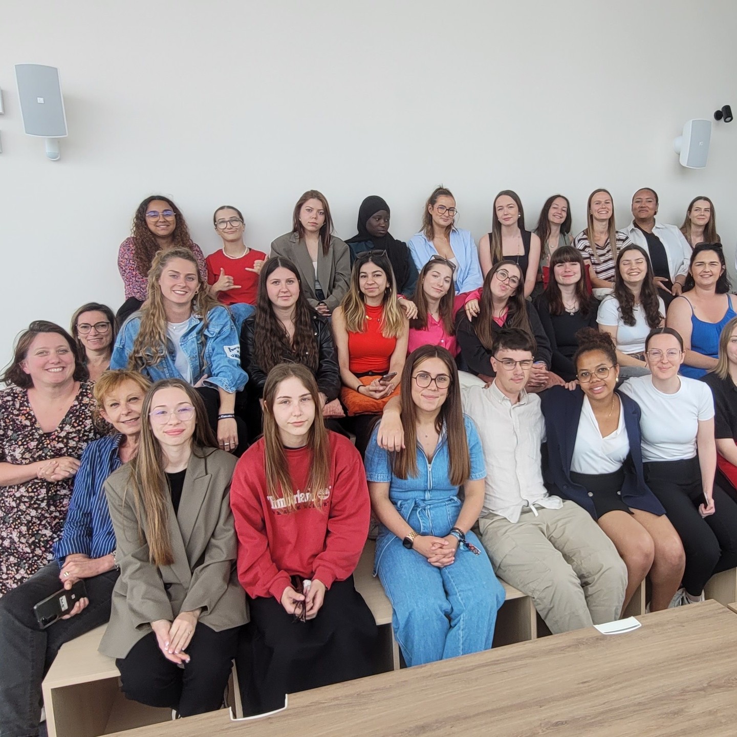 Allez, c'est reparti pour une nouvelle année auprès des BTS SAM de l'iA - l'intelligence apprentie de Nantes. 😀
L'an dernier c'était une première pour moi de donner des cours à des élèves et cela m'a beaucoup plu alors c'est reparti pour un tour. 🚀
Comme je l'avais déjà expliqué former des BTS SAM (support à l'action managériale) c'est reboucler la boucle de ma carrière puisque j'ai commencé comme assistante de direction.
Et cela c'est confirmé durant l'année car c'est un plaisir de pouvoir échangé avec eux sur leurs préoccupations et sur ce métier que j'ai adoré exercé.
J'ai la chance de pouvoir travailler avec les élèves sur mes 2 thématiques de ❤️ :
✅ la communication digitale : stratégie, réseaux sociaux, linkedin, vidéo
✅ le développement professionnel : gestion du temps, image de soi, confiance en soi, intelligence collective
Après un an de formation, ce que je retiens de cette expérience, c'est ...
➡️ le kiff de voir grandir les étudiantes, d'observer leur prise de maturité
➡️ les relations sur le long terme avec chaque élève qui s'individualise
➡️ les voir s'approprier les notions pour les appliquer autour de projets concrets
➡️ un terrain d'expérimentation pour ma pédagogie et ma propre évolution
➡️ le plaisir que je prends à me reconnecter au métier d'assistante
➡️ et surtout la remise en question que ce poste demande
Hâte de poursuivre cette aventure avec les 1ère et les 2ème année des BTS SAM. 😀
Encore un grand merci aux équipes de l' iA - l'intelligence apprentie qui partagent les mêmes valeurs que moi dans l'apprentissage : partage, progression, plaisir et passion.
#jefaismonpremierpas #premierpas #formationbts #btssam #cfaia #formationia #communicationdigitale #developpementprofessionnel #nantes #IA #nouvelleannée #jekiffmonjob