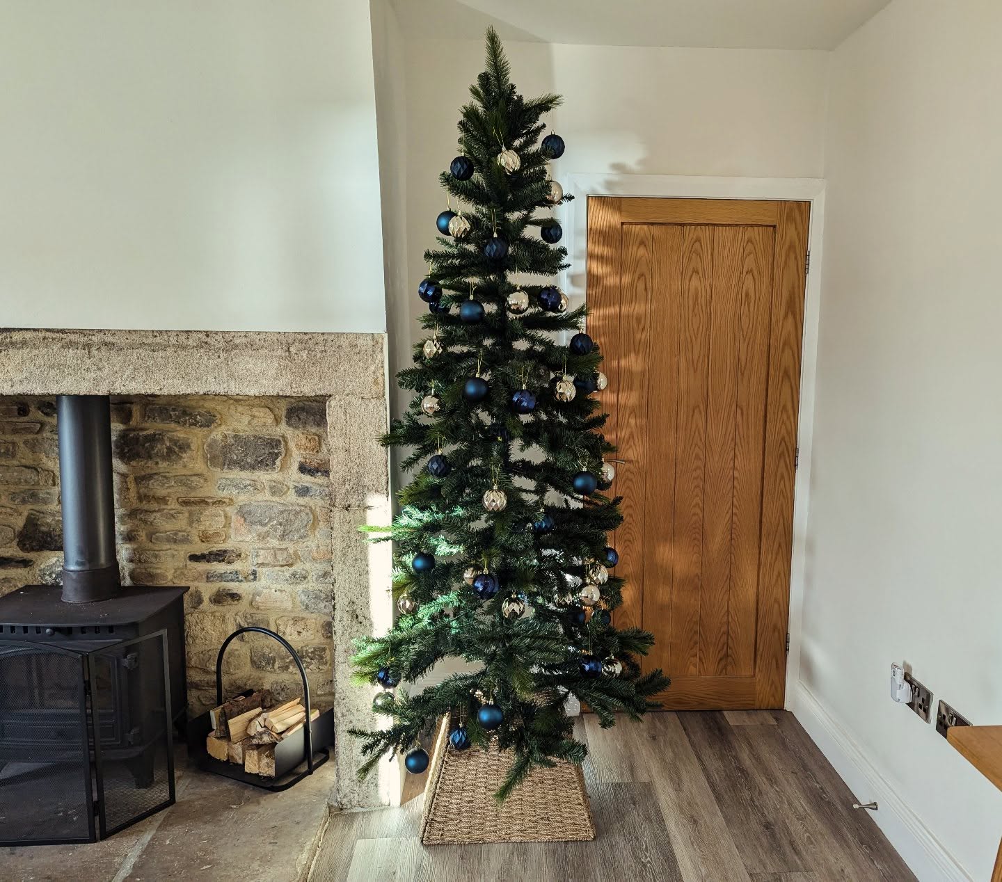 Christmas tree is up!
#christmas #holidaylet #visitnorthumberland #lastminuteavailability #underfloorheating #logburner