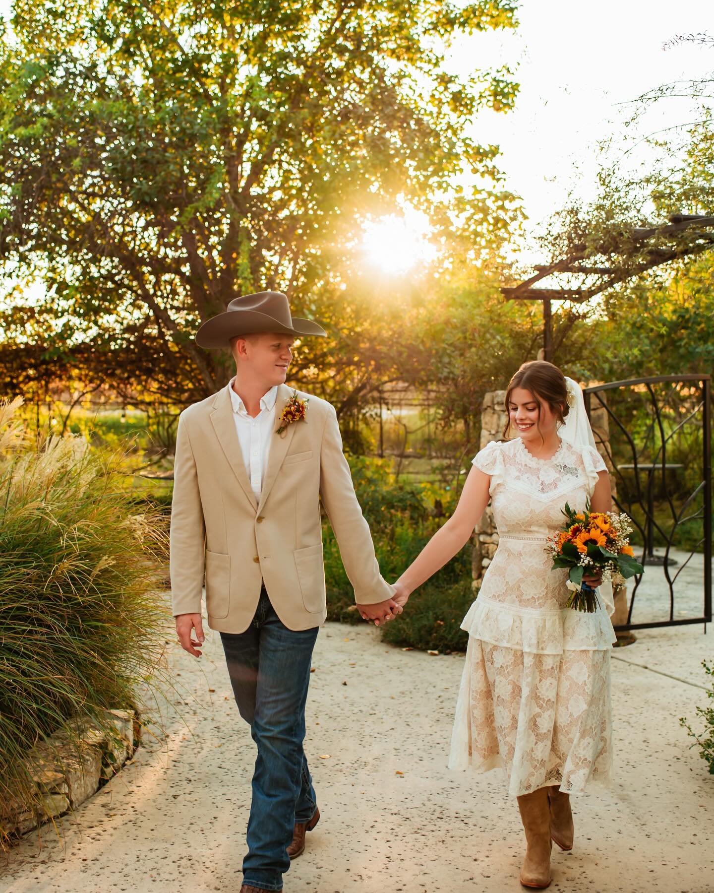 Kaleb & MacKenzie ✨
My goodness if there ever was a perfect day, with the most amazing weather, and scenery, it was this day!
I still remember walking up to seeing the beautiful hill country, gorgeous fall colored trees with the sun peaking behind them! And the most beautiful butterflies all gathered together, it felt like I was in paradise! And then the bride arrived and she started walking down! Both the groom and my jaw dropped! SHE is STUNNING!! A real life angel! 🤍
I seriously cannot get over this day and to be able to capture this elopement, this love story in all its beauty!
I am sooo obsessed and I hope y’all are too! Can’t wait to share more! 🥹
.
.
Venue: @panioloranch
.
#boerneweddingphotographer #elopementphotographer #texaselopementphotographer #sanantonioweddings #hillcountrywedding