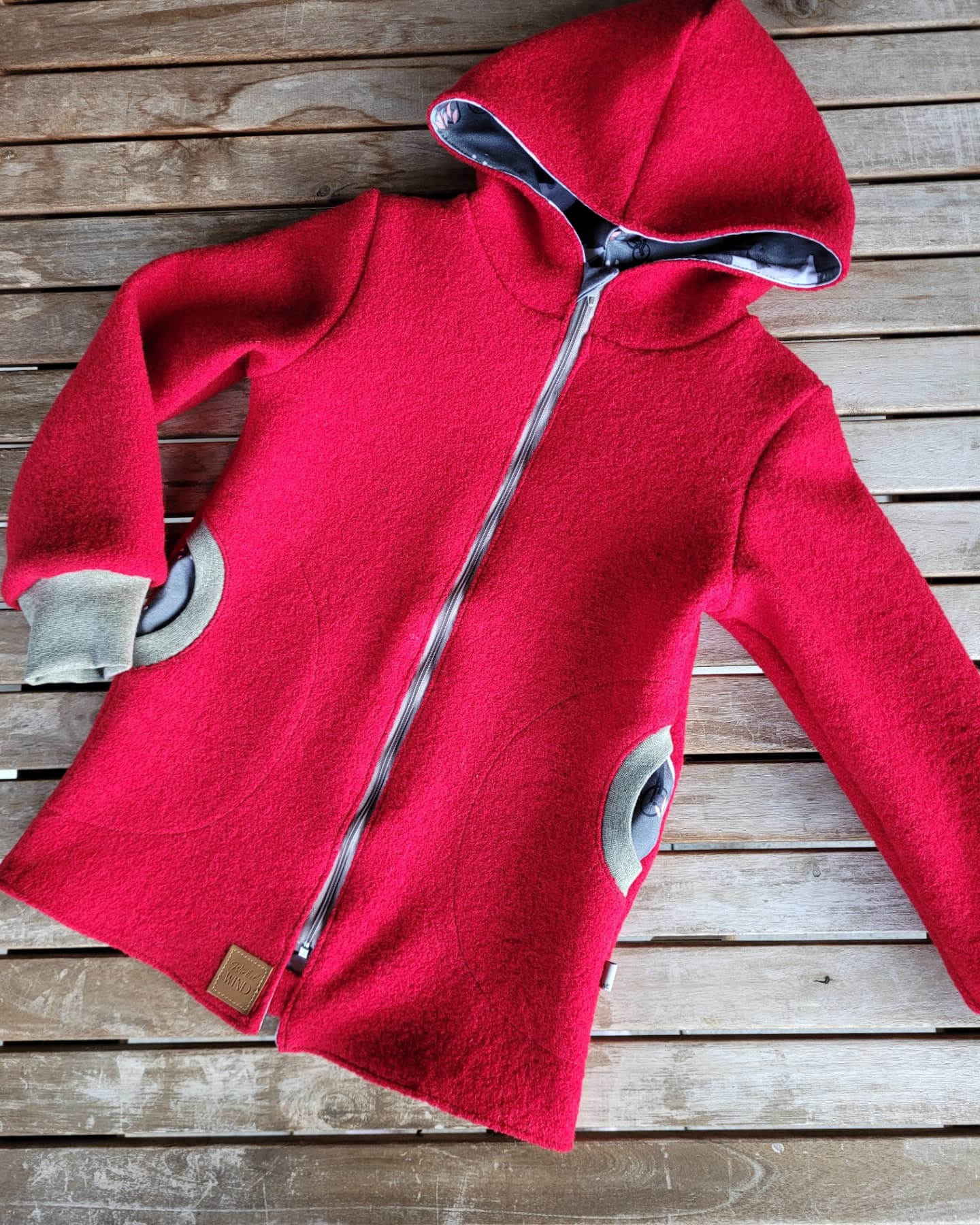 Diese rote Walkjacke durfte ich als Nachfolge, für die leider zu kleine Walkjacke, nähen. Vielen lieben Dank für die Treue und weiterhin viel Freude mit meinen Jacken! Liebe Grüsse nach Deutschland 🌿❤️