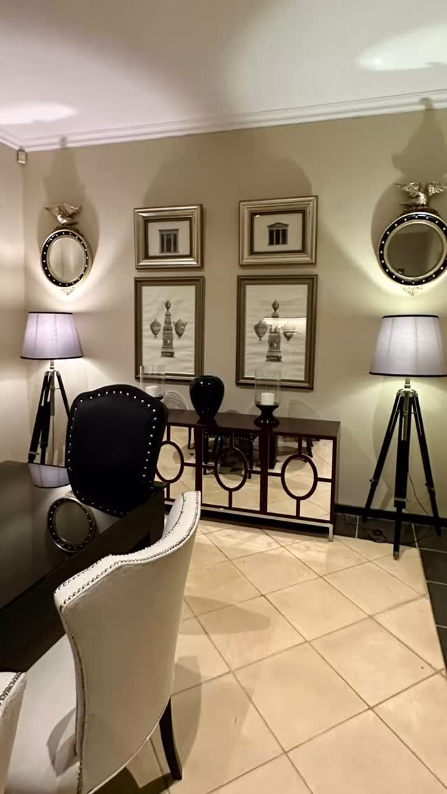 Arranged artwork with classic prints and mirrors in the dining room makes for a great ornamental arrangement #classicdécor