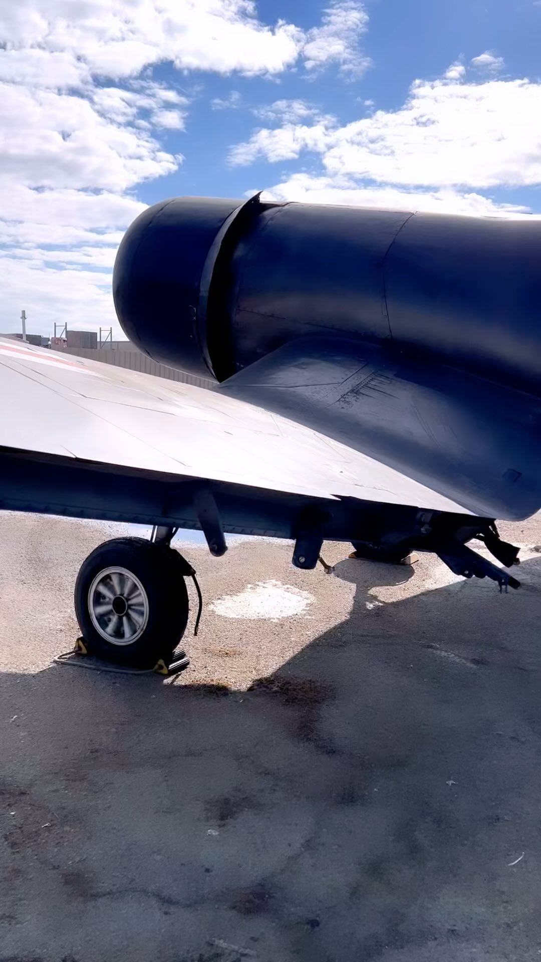 The beautiful Chance Vought F4U Corsair 😎😎 in the yard ready for stripping. Time for a new look 😍. Today worth around 3.5 million and still one of the most beautiful historic American warbirds 😎👌👌. Super duper 😎🤙