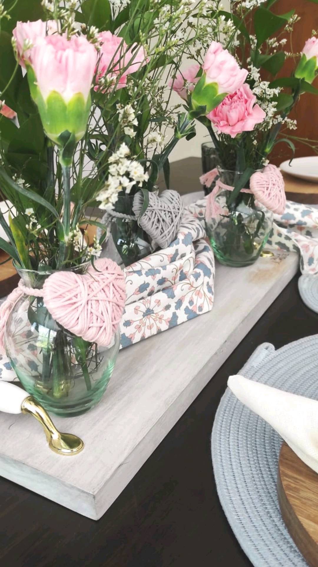 En cada detalle del hogar, en cada rincón decorado, en cada gesto de amor, la magia de la Pascua se hace presente.
.
Que este tiempo nos recuerde la importancia de los pequeños detalles y el poder del amor en nuestros hogares.
.
#FelicesPascuas #AmorEnElHogar #CorazonMacrame #servilleterocorazon #DecoracionCorazon #servilletabordada #Serendipiahechoamano #hechoencolombia #ElAmorNosMueve #DejaloLatir