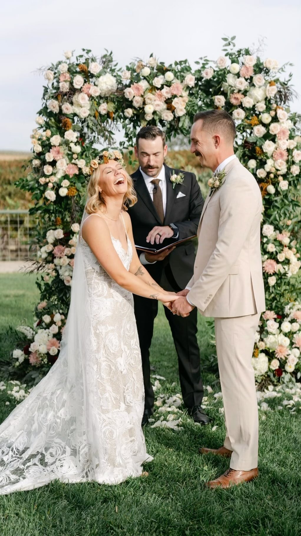 Excited to share peaks from this beautiful wedding day for Larissa & Joey! This one was so special for me to be apart of!
Venue @bellaterra_events
Photography @honeyandhivellc
Florals @brookeedelmanfloral @countryfloristandgift