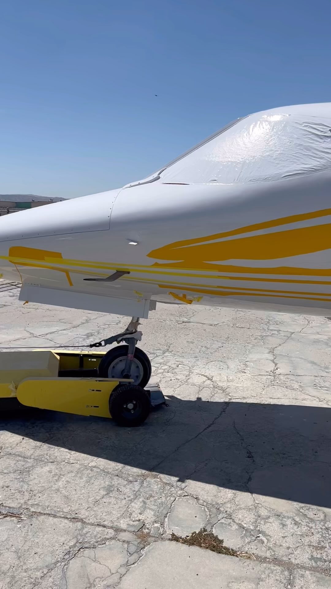 Finally laying down some clean scheme lines on this Lear 31. Finally engines installed. After paint interior work will start 😎. Should be a clean beautiful fresh looking Lear soon.