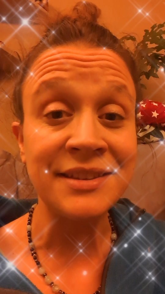 Hast du gewusst? Du kannst nicht gleichzeitig singen und Angst haben.
Ich singe hier zu einem Lied von Peter und Nina Reber. Ich bin mit Peter Reber gross geworden und checke zum Teil erst jetzt, wie tiefgründig seine Lieder sind und was sich für Botschaften darin verstecken.
#mundart #peterreberundnina #definiertesemotionszentrum #changingtimes #singenmachtglücklich #musikistleben #humandesign #energiearbeit #selbstfürsorge