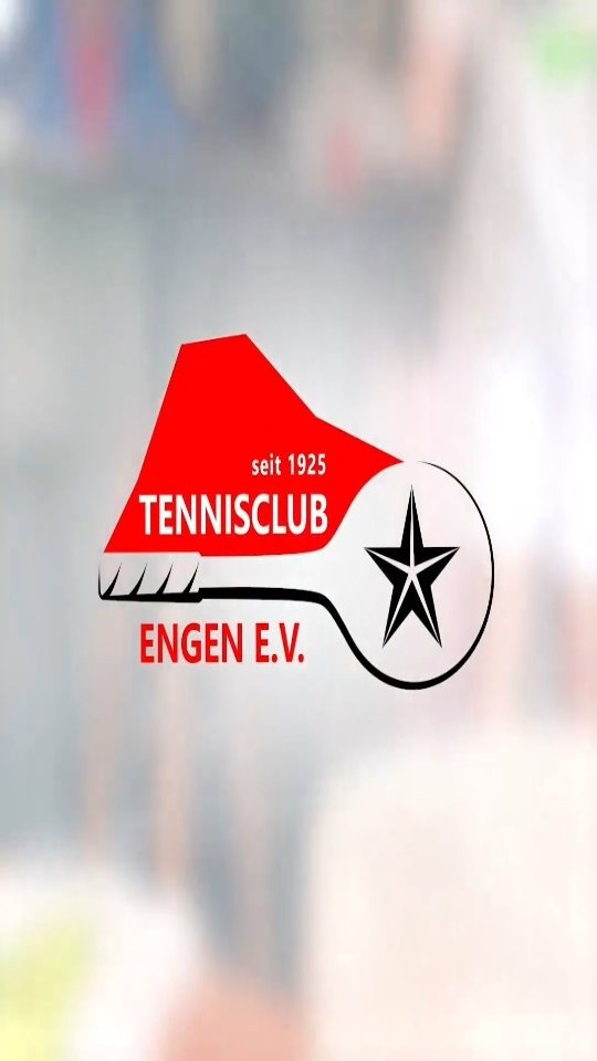 Tennis and Grill – Frühlingsturnier des Tennisvereins Engen
25 begeisterte Mitglieder eröffneten am Samstag, den 22. April beim TCE Frühlingsturnier die Sommersaison 2023. Um 14 Uhr startete das Event mit der Begrüßung durch Lothar Glawatsch, erster Vorsitzender des TCE. Nachdem Kevin Kamenzin, Sportwart und Turnierleiter die Spielmodi und Regeln des Turnierteils des „Tennis and Grill“ Events bei Kaffee und Kuchen erläuterte, begannen die Spiele pünktlich um 14:30 Uhr. 20 Spieler betraten gleichzeitig die 5 Plätze und spielten 5 Runden Mixed-Doppel-Partien um Punkte. Die Spiele dauerten 18 Minuten, bei denen vor allem der Spaß im Vordergrund stand. In den Zwischenpausen gab Kevin Kamenzin die nächsten nach dem Zufallsprinzip ausgelosten Doppelkonstellationen bekannt. So folgte Schlag auf Schlag ein Match dem anderen, so dass auch die zahlreichen Zuschauer auf der Clubheim-Terrasse voll auf ihre Kosten kamen. Die Familien der TCE-Mitglieder und auch einige Sponsoren des TCE genossen einen großartigen Frühlingstag auf der Anlage. Neben Kaffee, Kuchen, Snacks und unterhaltsamen Doppelmatches, vertrieben sich einige Kinder mit ihren Eltern die Zeit durch Tennisspielen an der Ballwand oder sonstigen Spielen auf der großzügigen Anlage des TCE. Nach dem Turnierteil ging das Event um 17 Uhr in den gemütlichen Teil über. TCE-Mitglied Roland Lohr feuerte den Grill für das Abendessen an, während die Siegerehrung der 10 besten Spieler des Tages stattfand. Die drei besten Spieler, Yvonne Nutz, Kevin Kamenzin und Phillip Merz erhielten jeweils einen Gutschein in Wert von 30 € für das „Ristorante Capri“, ebenfalls Sponsor des TCE. Die sieben weiteren besten Spieler erhielten jeweils einen Sachpreis. Anschließend gab es Leckeres vom Grill und verschiedene Salate, die von den Mitgliedern des TCE mitgebracht wurden. Dank dem Einsatz einiger Mitglieder hinter der Getränketheke waren alle jederzeit mit gekühlten Getränken versorgt. Der Tag klang bei hervorragendem Essen, heiteren Gesprächen und viel Vorfreude auf die kommende Tennissaison aus.
Der TCE bedankt sich herzlich bei allen Teilnehmern, Gästen und Mitwirkenden des Events für den großartigen Tag.