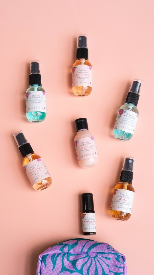 Nuestros esenciales de 44 ml: antibacterial, neutralizador de olores, crema y bruma.
¡Todos con el aroma único de Rosa & Bergamota!
.
Perfectos para tu bolso o para llevar de viaje, estos pequeños aliados te acompañaran a dónde quiera que vayas. ✈️🌍
.
¡Lleva la frescura y el cuidado contigo!
.
#RosayBergamota #productosesenciales #cuidadopersonal #Serendipiahechoamano #kitviajero #hechoencolombia #aromasconsentido