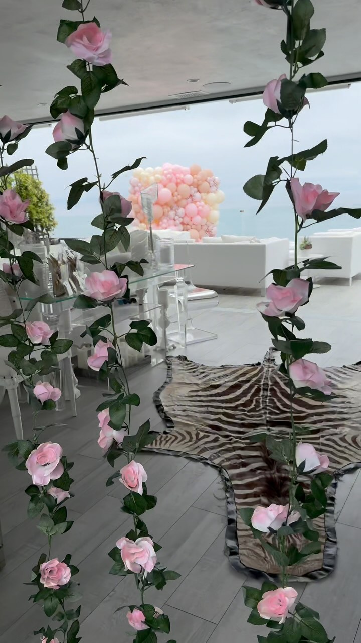 Charlie’s Wild One 🎀🦓
#1stbirthday #wildoneparty #wildonetheme #balloonwall #zebraballoon #balloongarland #babysfirstbirthday #malibuballoons #laballoonartist #customballoon