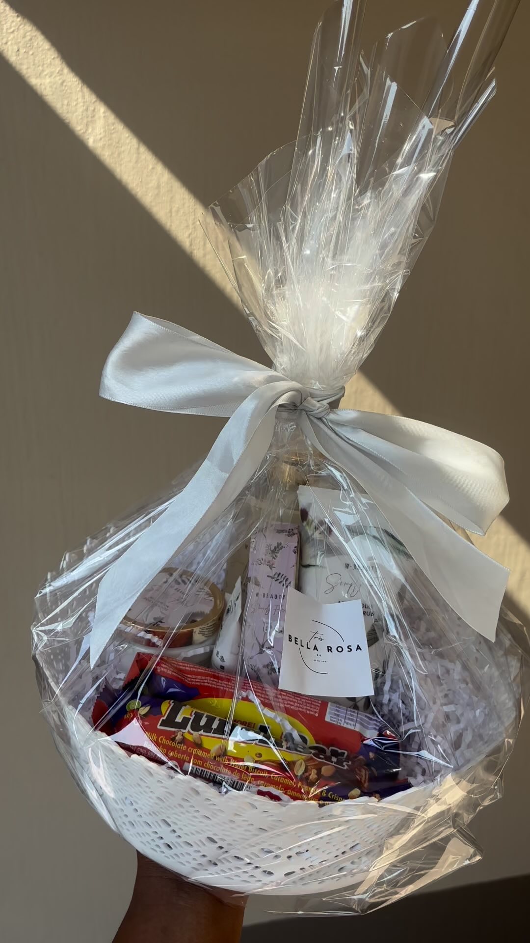 Thank you Mom; was the idea behind this beautiful Gift Hamper Basket filled with love✨
#tresbellarosaza #gifthamper #hamperbaskets #giftideas #roses #gift #hampers #luxury