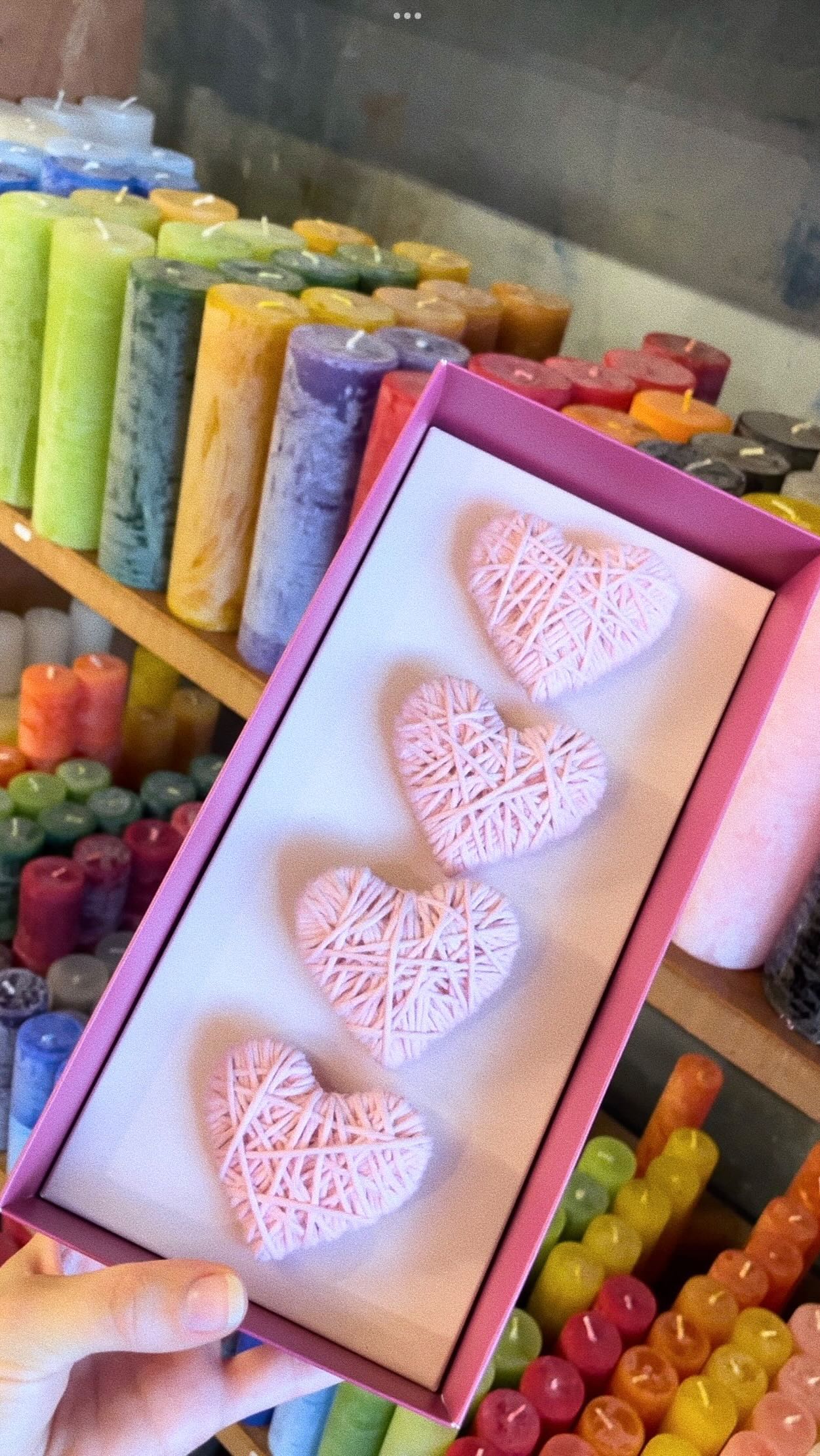 Muchas personas, muchos colores, pero un solo corazón ♥️
Uno lleno de amor, de ilusión, de esperanza, de cariño, uno que tejemos para entregar el más puro AMOR.
Y estos servilleteros son para llevar todo ese amor a tu mesa y compartirlo con quienes más amas.
Consigue los tuyos en serendipiahechoamano.com y llena tu mesa de amor 💌
#HechoAMano #HechoEnColombia #Serendipia #HechoconAmor #Decoración #DetallesConAmor