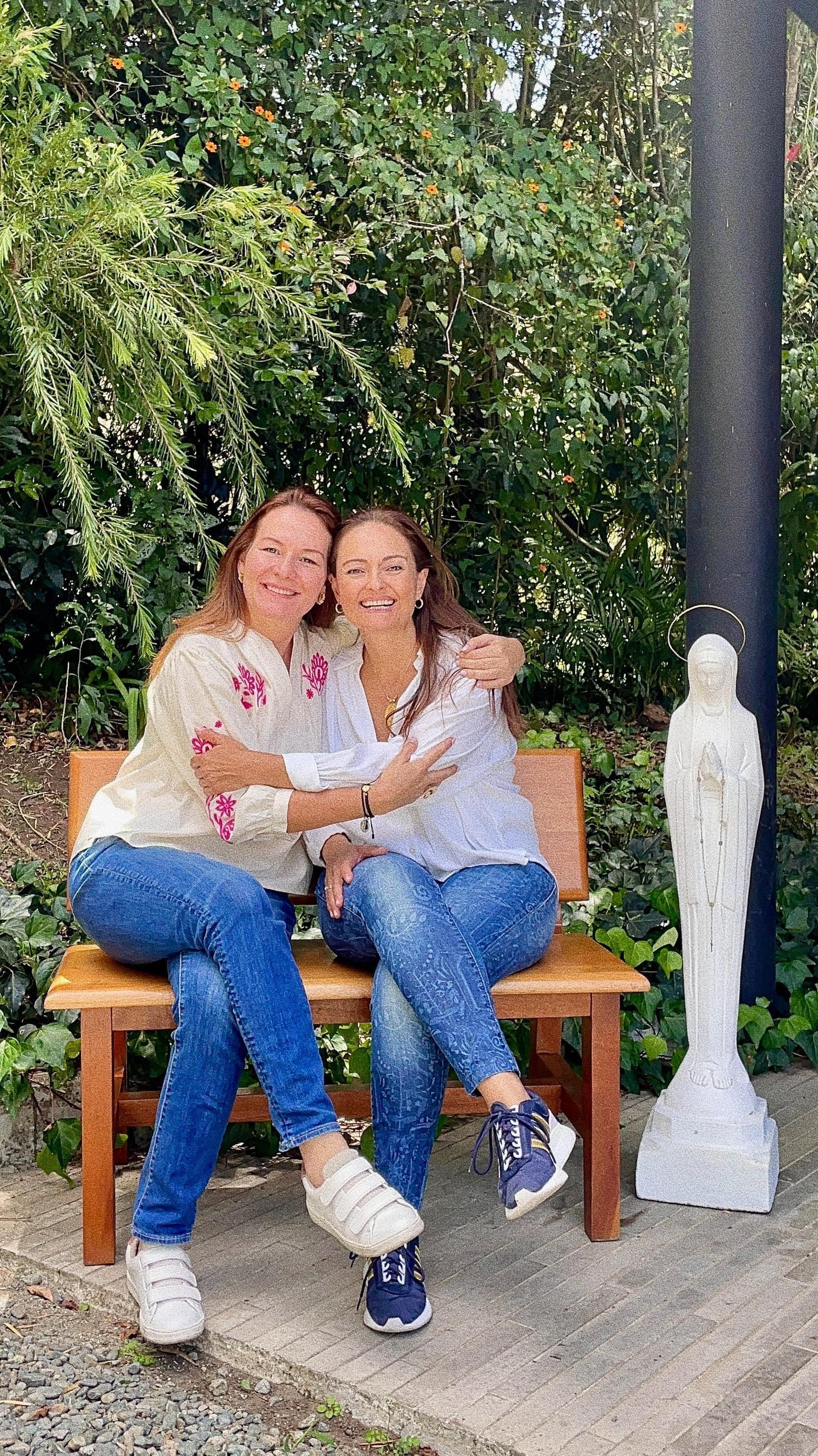 Así comenzó esta amistad, que estamos seguras será hasta viejitas 👵🏻♥️
Una amistad que tiene a Dios en el centro y que, por ello, se ha fortalecido tanto con el paso del tiempo, incluso a veces a través de los momentos difíciles.
Pero, sobre todo, esta ha sido una amistad que ha dado el fruto más lindo de todos: Serendipia 💫
Aquí quisimos compartirles un poco más de la historia de cómo nos conocimos, una historia que amamos y que siempre estaremos felices de contar.
P.D.: Si tienen cualquier otra pregunta —así sea en modo chisme 🤪😂— déjenla en los comentarios, y con gusto les responderemos todas.
#HechoAMano #HechoEnColombia #Serendipia #HechoconAmor #Decoración #DetallesConAmor