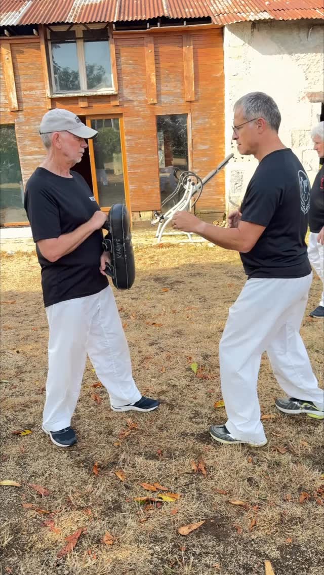 🥋𝗣𝗿𝗼𝗳𝗲𝘀𝘀𝗲𝘂𝗿𝘀… 𝘁𝗼𝘂𝗷𝗼𝘂𝗿𝘀 𝗲́𝗹𝗲̀𝘃𝗲𝘀 !
Un stage riche et passionnant, sous l’œil attentif de 𝗚𝘂𝘆 𝗦𝗮𝘂𝘃𝗶𝗻 🙏
Quelle chance de pouvoir bénéficier de son enseignement et de son expérience ! 💡
Avec lui, pas d’ego… (et si jamais tu en as un, il se charge vite de le remettre à sa juste place 😅).
🙏 Un grand merci également à tous les autres participants du stage — Sanann Chou, Stéphane Fauchard, Gildas Sei Do Juku, William Malnati, Monique, Muriel et bien d’autres — pour :
✨ votre accueil,
✨ vos conseils,
✨ votre énergie,
✨ et le temps pris sur vos propres entraînements pour nous aider à mieux comprendre et à nous approprier 𝗹𝗲𝘀 𝗽𝗿𝗶𝗻𝗰𝗶𝗽𝗲𝘀 𝗱𝘂 𝗸𝗮𝗿𝗮𝘁𝗲́ 𝗶𝗻𝘁𝗲𝗿𝗻𝗲.
Grâce à vous, nous avançons encore un peu plus dans la compréhension et l’appropriation des principes du karaté interne, qui nourrissent notre recherche depuis déjà plusieurs années. 🥋✨
👉 Parce que même professeurs, nous restons avant tout des pratiquants, en apprentissage permanent.
C’est ça, la vraie richesse des arts martiaux.
Et… soyons honnêtes : sur cette voie martiale, il nous reste encore quelques kilomètres (voire un marathon entier 😜) à parcourir !
#StageKaraté #KCET #ApprentissagePermanent #KaratéInterne #karate #artmartial