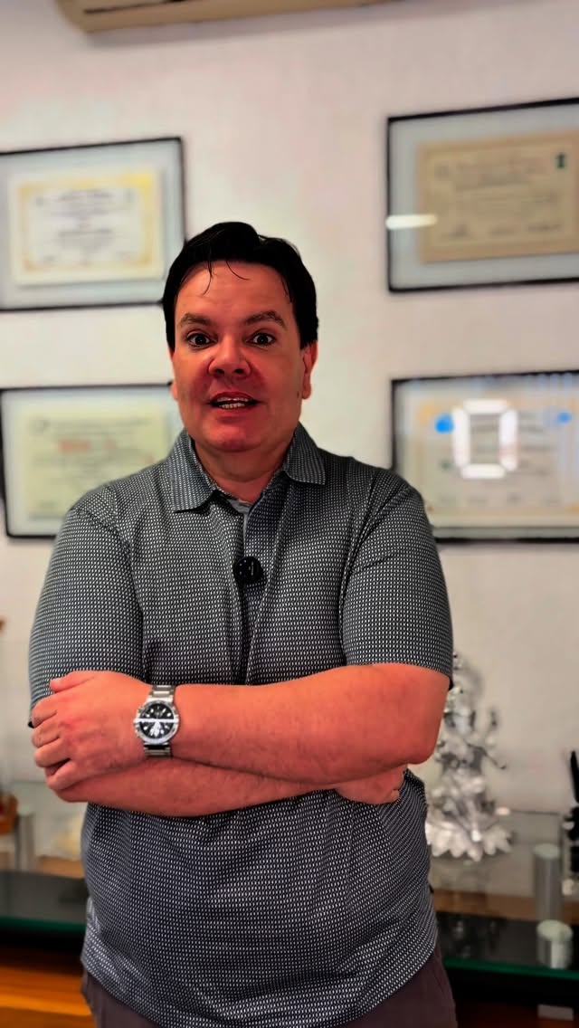 Acha que o seu caso não tem mais solução? Então assiste o vídeo até o final! 😉
A verdadeira transformação vai além do espelho.
⠀
Quando alguém recupera a confiança em si, os horizontes se abrem: a academia vira prazer, a praia deixa de ser medo e a vida passa a ser vivida com mais leveza.
⠀
A cirurgia plástica, quando feita com propósito, não entrega apenas resultados estéticos. Ela devolve algo ainda mais valioso: a liberdade de ser quem você é, sem esconder nada.
⠀
Porque autoestima é, sim, um ato de saúde.
#cirurgiaplastica #santos #cirurgiaoplastico #plasticasegura #baixadasantista #estetica