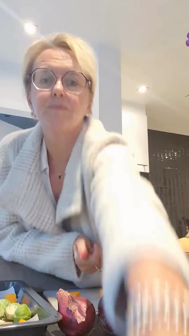 “Gezond koken kost veel tijd.”
Dat hoor ik vaak.
Maar dat valt écht wel mee.
We weten allemaal dat bewerkte voeding niet goed voor ons is.
Dus de echte vraag is niet of je tijd hebt om gezond te koken...
maar of je het jezelf waard vindt om er tijd voor te máken.
Ik kook meestal zonder kookboek, meet niets af en experimenteer volop.
En meestal heb ik — net als jij — niet veel tijd.
Dus kies ik voor snel, eenvoudig en gezond.
Vanaf nu deel ik af en toe filmpjes van mijn “snelle keukenmomenten”.
Niet perfect. Wel echt.
En altijd met liefde voor gezond leven. 🍅✨
#GezondLeven #EenvoudigGezond #GezondeVoeding #SnelleMaaltijd #KokenMetLiefde #GezondeGewoontes #BewustEten #VoedzaamEnLekker #MindfulEten #SwitchToHealth