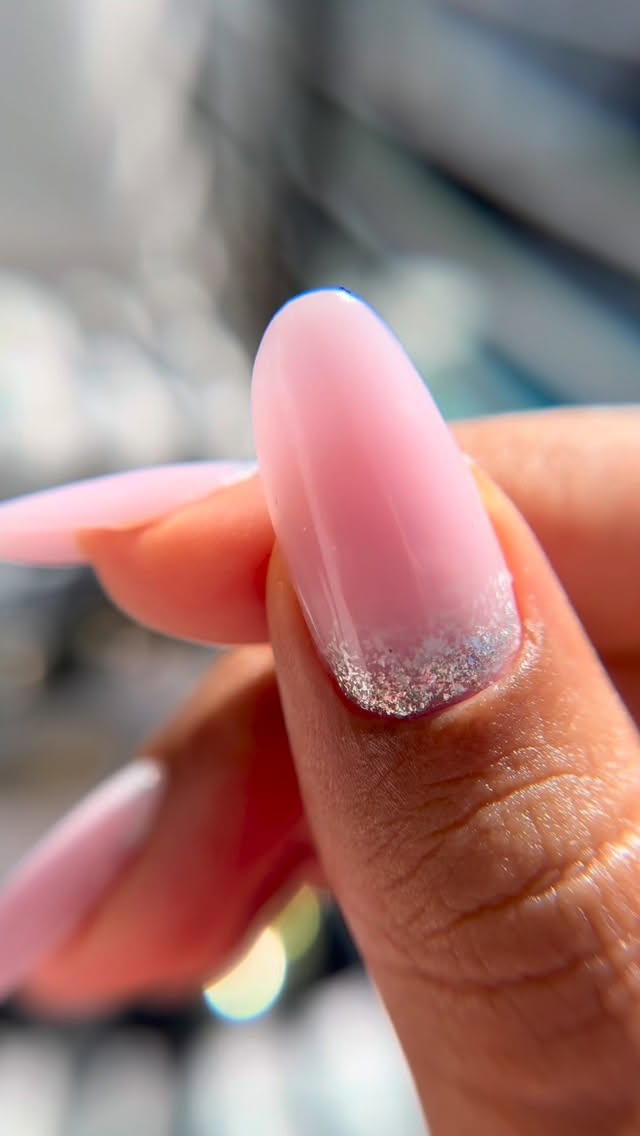 Glitter cuticle fade 🥹💖
Dual Form: @mgartgel
Gel: @akzentz
Glitter: @vbeautypure
#dualforms #hardgelnails #wecometoyou #sbluxenails #miamirussianmanicure