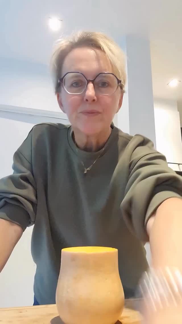 👩🍳 Pompoenwafeltjes en kleine levenslessen
Onlangs stond ik in de keuken met mijn kleinkinderen — kleine kapoentjes met grote harten.
We maakten gezonde pompoenwafeltjes: een mengeling van lachen, morsen en kleverige vingers.
Geen suikerbom, wel voedzaam comfortfood dat ruikt naar herfst en gezelligheid.
Het recept:
🥣 250 g pompoen (gaar gekookt, gemixt en afgekoeld)
🥣 125 g fijngemalen havermout
🥣 4 eitjes
🥣 1 tl bakpoeder
🥣 1 zakje vanillesuiker
🥣 1 tl kaneel
Alles mengen, best het beslag wat laten rusten en daarna bakken tot goudbruin, en — voor de kinderen — eventueel een klein beetje honing of wat verse besjes erbovenop.
En terwijl ik hen bezig zag, dacht ik:
Zó zou gezonde voeding eigenlijk altijd moeten zijn.
Niet streng of ingewikkeld, maar met liefde en plezier
Of zoals de kleinste zei met een mond vol wafel:
“Omi, dit is gezond én lekker ! Goed he?”
💛 Absoluut, lief kapoentje. Heel goed. Meer nog: dat is precies de bedoeling.
PS : ik gebruikte een heel kleine hoeveelheid bakboter om het wafelijzer in te smeren.
#gezondevoeding #mindset #genieten #switchlife #balans #gezondsnoepen #meerenergie #mindersuiker