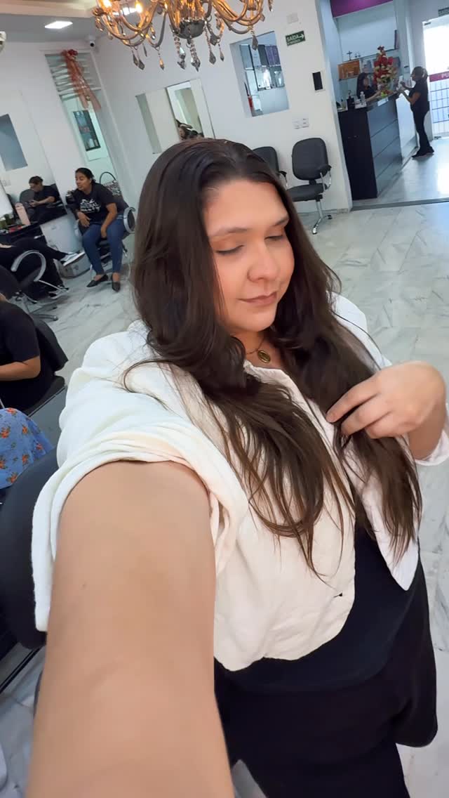 Engraçado como o cabelo fala, né?
Às vezes ele parece “pesado”, sem vida… e a gente acha que é falta de tratamento.
Mas aí vem um corte bem-feito e tudo volta: o movimento, a leveza, o brilho.
O simples também transforma e vira exatamente o que você estava procurando. ✂️✨