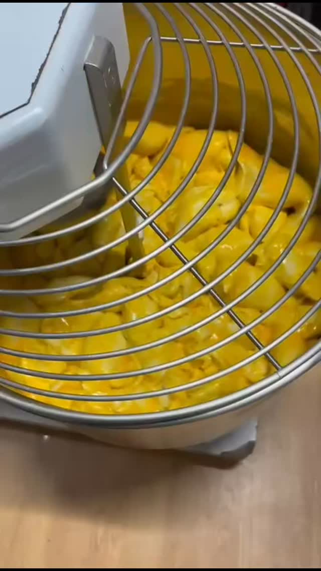 La pazienza è il primo ingrediente segreto. 😉
Il viaggio verso "il Panettone" perfetto è appena cominciato. Siete pronti ad aspettare? Noi sì! Primo impasto avviato!
#osterialanzati
#panettoneartigianale