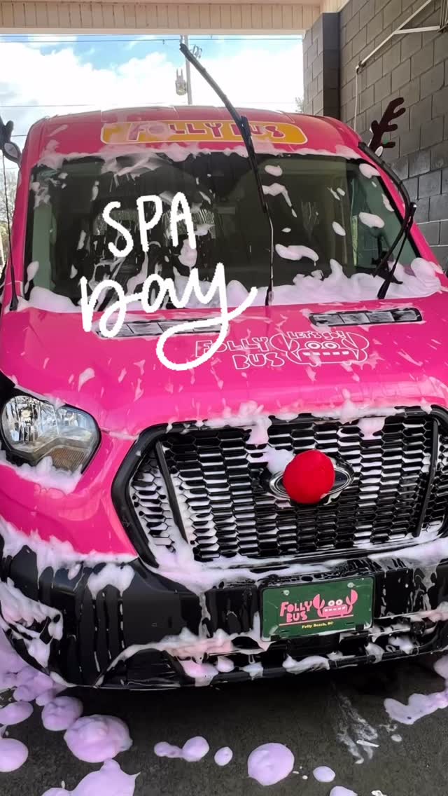 At Salon de Super Suds getting holiday-ready ✨ Full body scrub + a little waxing here and there 😉
Followers—how are you showing yourself some love before the holiday chaos hits? #follybus #selfcare #gentlemental