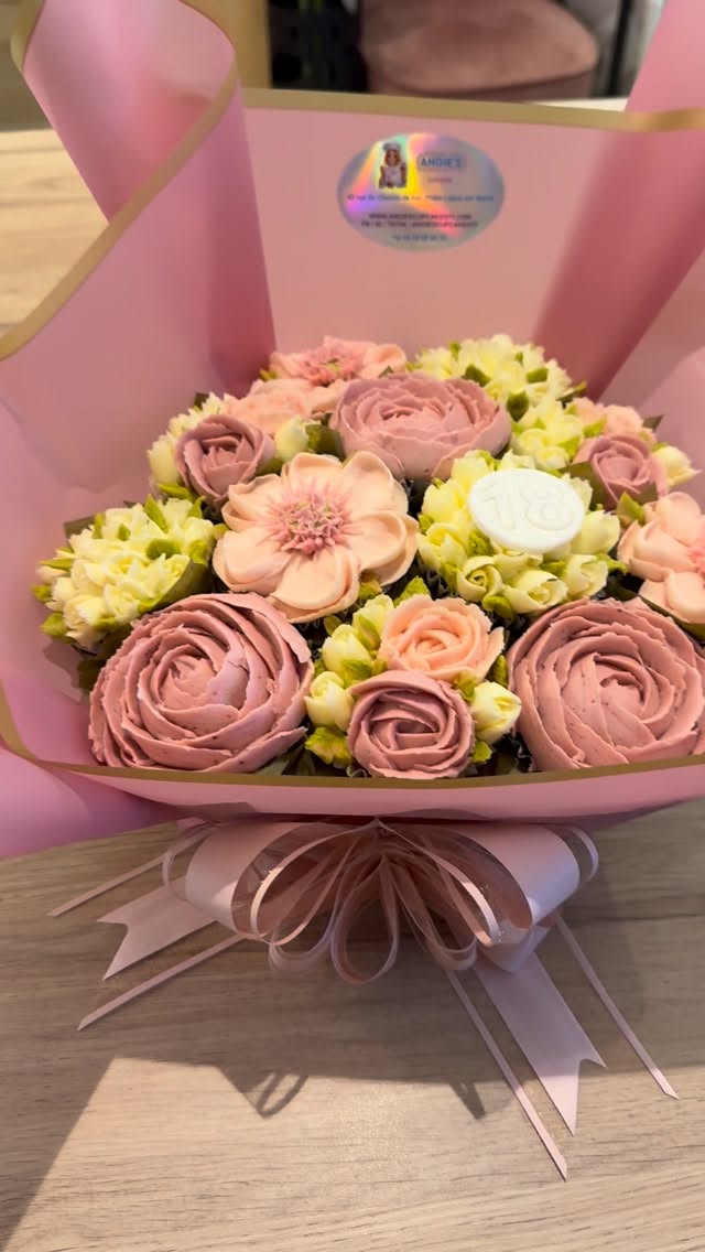 Bouquet deluxe 12 cupcakes 🧁💐
#angiescupcakes77 #cupcakesfleurs #cupcakes #cupcakebouquet #patisserietrompeloeil