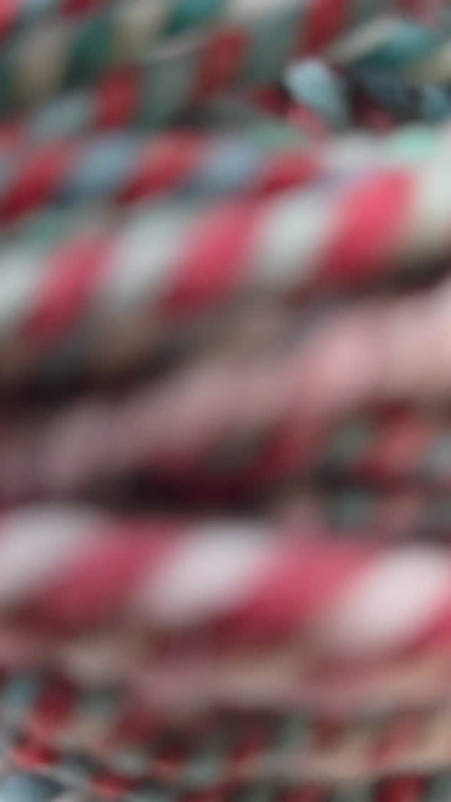 Classic- 180 yards of worsted weight hand dyed and spun squishie merino wool in reds, greens, and natural white.
https://sunriselodgefiberstu.etsy.com/listing/4464171213
#sunriselodgefiberstudio #spinnersofinstagram #handspunyarn #worsted #handdyed