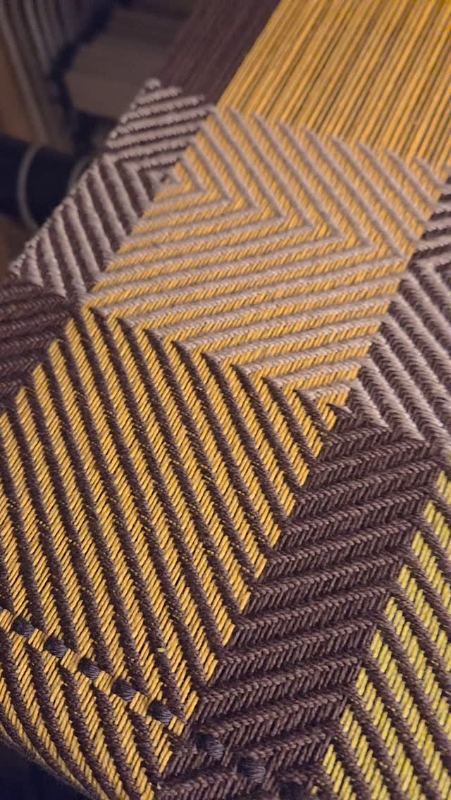 Last towel and then I'm going to resley for a nice wide scarf.
#sunriselodgefiberstudio #weaversofinstagram #weaving #handmade #handwoven