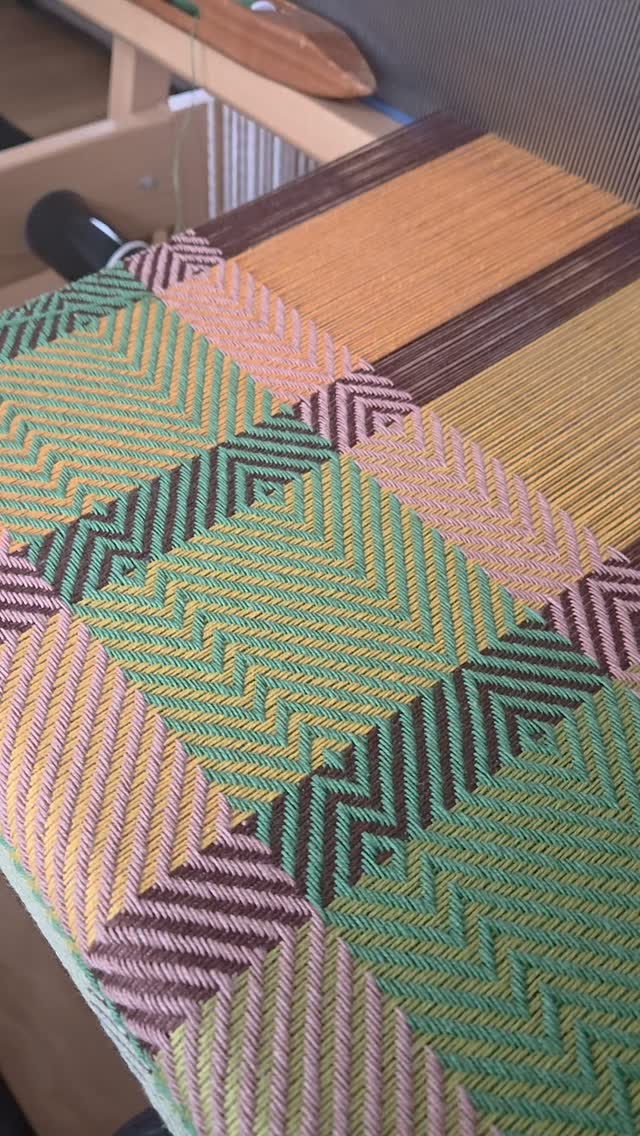 I decided on one extra towel before cutting to resley. Fingers crossed!
#sunriselodgefiberstudio #weaversofinstagram #weaving #handweaving #handmade