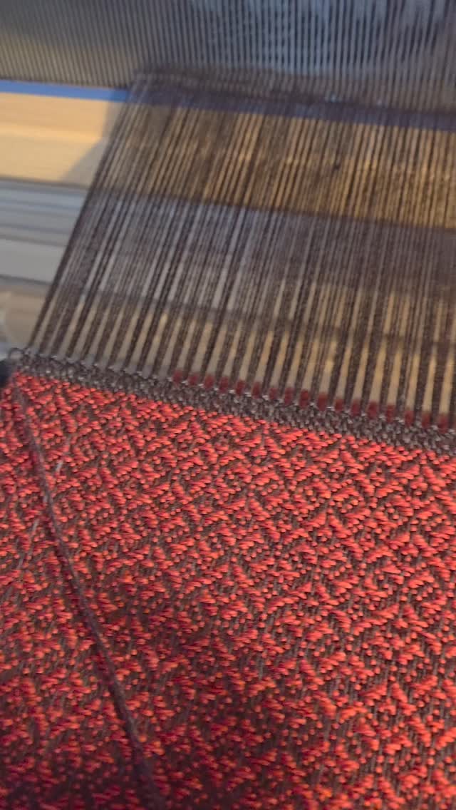 Hem stitching at the end of the first scarf. I'm so excited to start the next one!
#sunriselodgefiberstudio #weaversofinstagram #weaving #handweaving #hemstitching