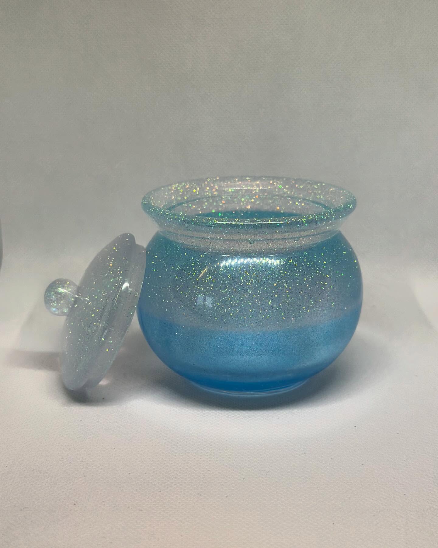 A resin pot with all the sparkle ✨
Available on www.enysandcole.com soon!
#resinpots #blueresin #bluesparkleresin #trinketpot #homedecor #homesweethome #jewellerystorage #trinketdish #liddedjar #decoritems #moulddresin #islesofscillyart @mouldd_resin @enysandcole
