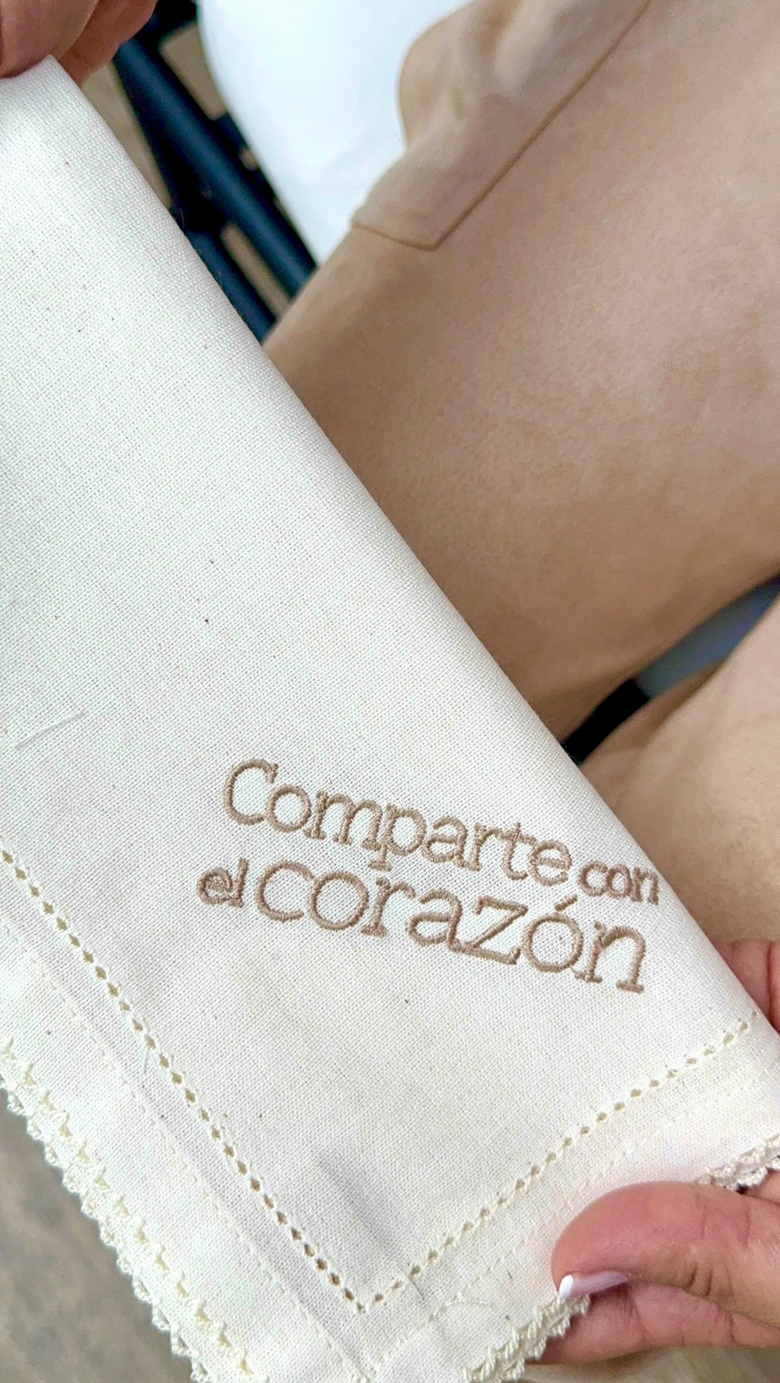 Un pequeño resumen de las cosas que sí o sí tenemos que tener en cuenta al momento de elegir nuestras servilletas para todas las celebraciones navideñas de esta temporada 🎄💫
Todos estos detalles son importantes para asegurarnos de darles un uso correcto y lograr que nuestros invitados se sientan cómodos en nuestra mesa con cada uno de los elementos que tengamos allí.
PD: No olviden dejarnos todas sus preguntas en los comentarios para que podamos resolverlas juntos y aprender a armar las mesas más lindas esta Navidad 💌
Y si quieren esta hermosura de servilletas de tela para su mesa, las pueden encontrar en serendipiahechoamano.com 🫶🏻 ¡Son perfectas para tu mesa esta Navidad o para un regalo especial!
#HechoAMano #HechoEnColombia #Serendipia #HechoconAmor #Decoración #DetallesConAmor #LosSecretosDeMiMesa #LosSecretosDeMiMesaEnNavidad
#LaVidaSeViveAlredorDeLaMesa #SerBuenAnfitriona #ViveTuHogarDesdeElCorazon