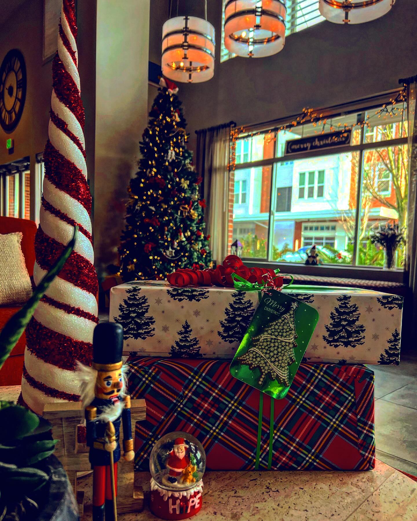 Happy Holidays to all! Thank you for being an incredible community to serve. May everyone have an amazing day! We will reopen at 10 am tomorrow! Cheers! ? ?? 
.
.
.
#maverick #burien #holidays #peace #joy