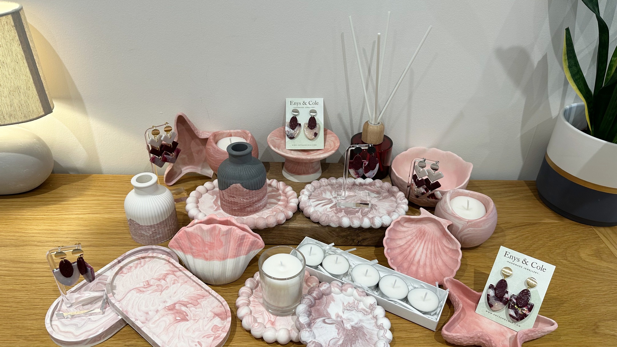 We've been busy making lots of Valentine gift items. Treat your special person or why not yourself 💞
Available on www.enysandcole.com with free delivery on St.Mary's or pop up to @airportcafe_islesofscilly where smaller items are available.
#valentinesgifts #giftideas #homedecor #handmadejewelry #clayearrings #concretecandles #candleshack #raspberryinspiration #weeklyfinds #giftguide #seainspiration #marbleeffect #enysandcole #islesofscilly #islesofscillyart