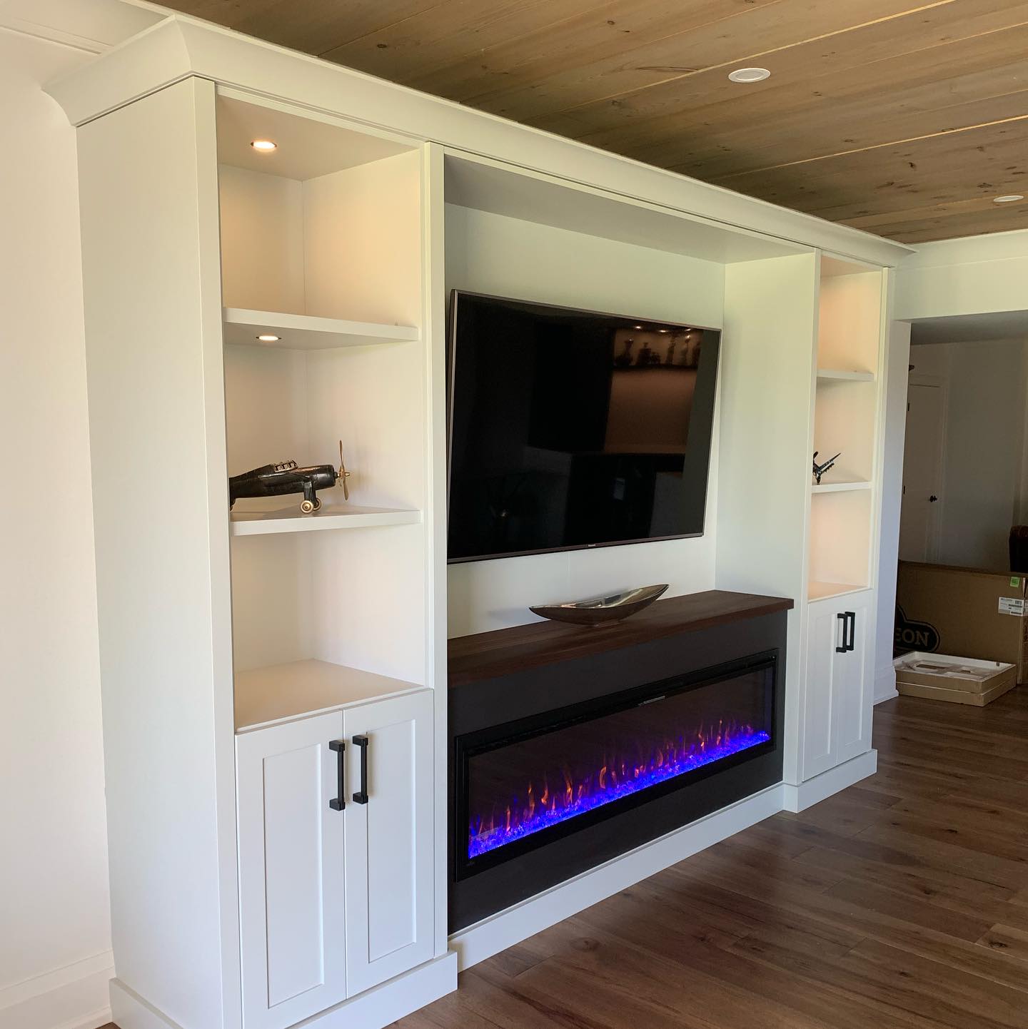 A warm place to relax on a winter day!
Door Style: Georgian
Colour: Grey Owl
Counters/Fireplace: Walnut & Dekton
#interiordesign #fireplace #winter #builtins